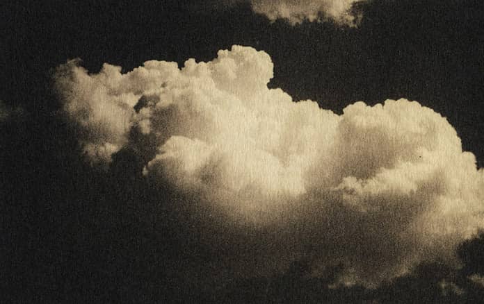 Il y a un instant où la nuit se fait voir à la lumière